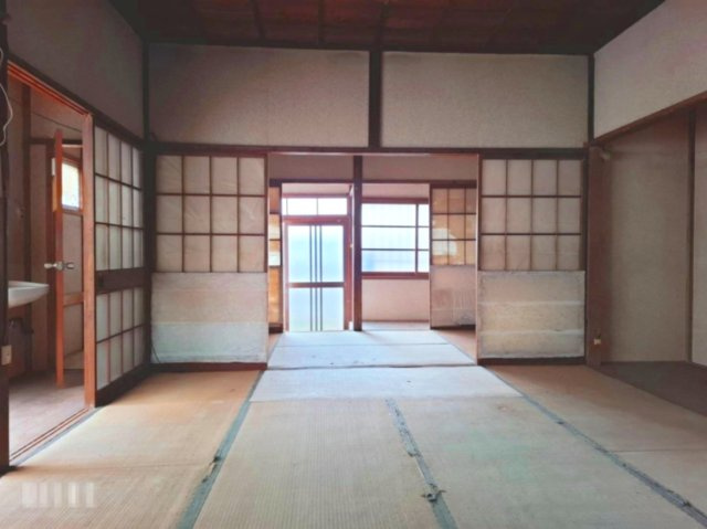 売中古戸建　静岡市清水区上清水町の和室|縁側や土間など、日本の伝統を感じる趣のある雰囲気で心が落ち着く空間です。