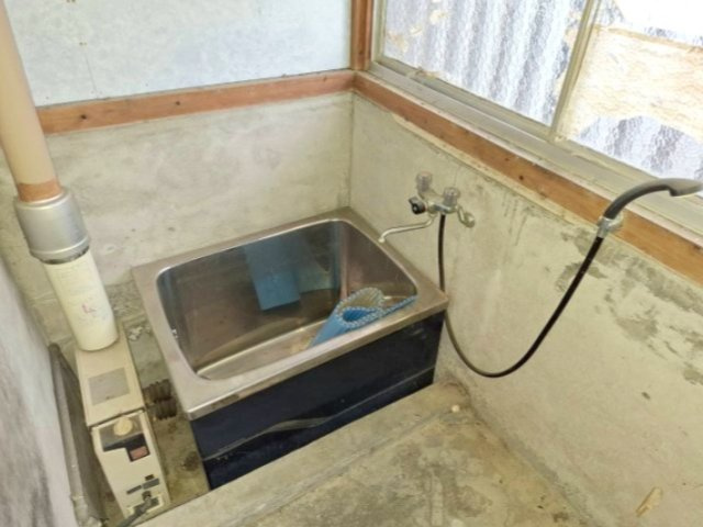 売中古戸建　静岡市清水区上清水町の浴室|浴室に窓があるので湿気がこもらず、いつでもよい空気に入れ替えることができます。