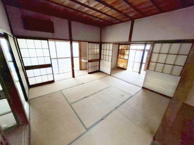 売中古戸建　静岡市清水区上清水町の和室|立派な柱、縁側、板の間などに見られるレトロで温かみのある空間を味わえます。