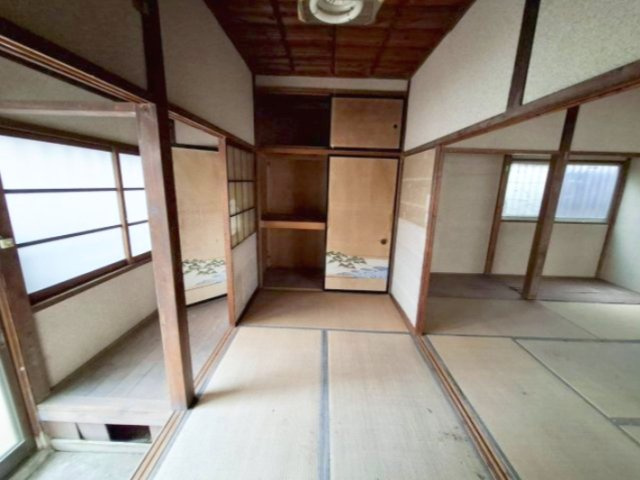 売中古戸建　静岡市清水区上清水町の和室|間仕切りの活用により、居室スペースが玄関から見えなくなるのでプライバシーが守られます。