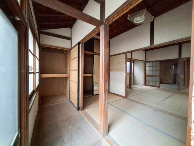 売中古戸建　静岡市清水区上清水町の収納|玄関脇の板の間。玄関から近いところに収納があるので便利。