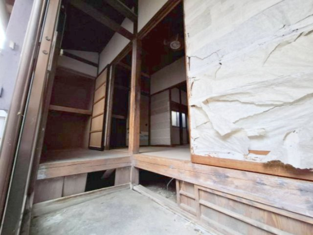 売中古戸建　静岡市清水区上清水町の玄関|玄関土間はノスタルジックな趣があります。