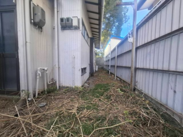 売中古戸建　静岡市清水区上清水町の外観|塀と建物の間に空間があるので、日差しもはいりますし、風も通ります。