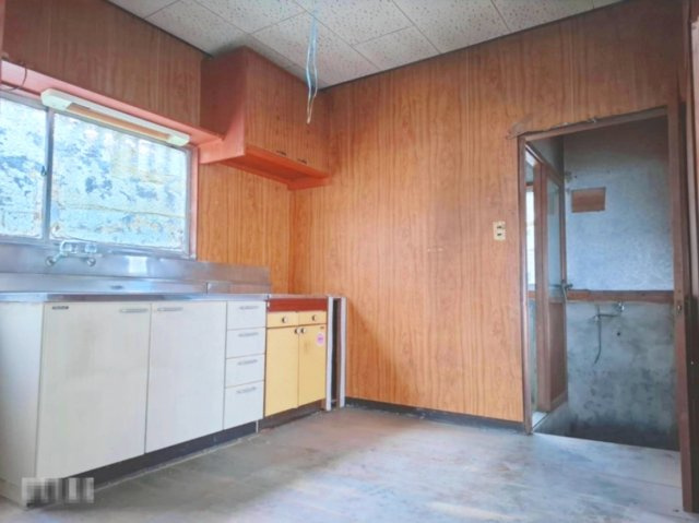 売中古戸建　静岡市清水区上清水町のキッチン|壁側にキッチンがあることでダイニングスペースを広く使えるかと思います。
