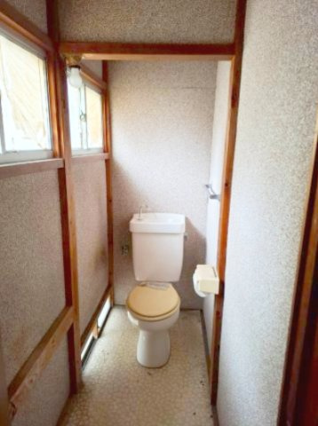 売中古戸建　静岡市清水区上清水町のトイレ|トイレに窓があり自然光による明るさが保たれます。新鮮な空気も入るので気持ちよく使用していただけます！