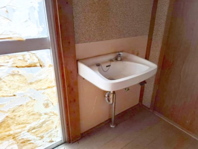 売中古戸建　静岡市清水区上清水町の独立洗面台|縁側のすみにあるのでトイレの手洗いだけでなく、色々な場面でお使いいただけ非常に便利です。