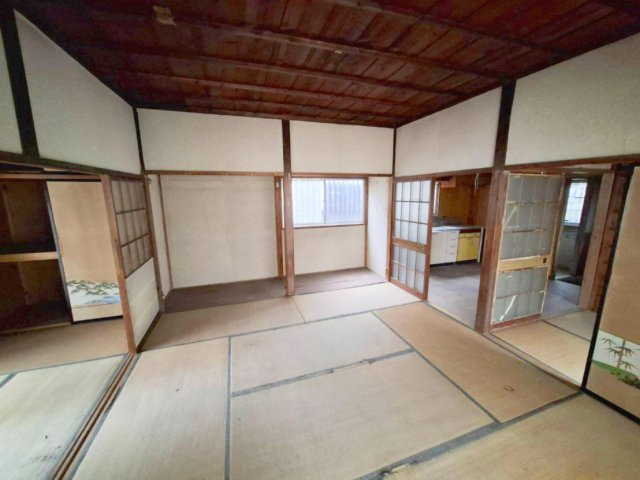 売中古戸建　静岡市清水区上清水町の和室|天井の板張りが、落ち着いた雰囲気の快適な室内空間を演出してくれます。