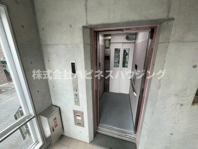 エイム柏のその他共用部分|1階から2階へあがるエレベーター