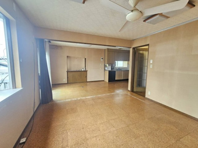 【居間・リビング】 | 西宮市神園町　中古戸建 | 駐車場縦列2台分のため、来客時も安心。ホームエレベータ付の住まい♪