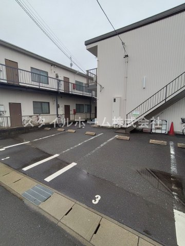 ヴィラージュ牛久保の駐車場