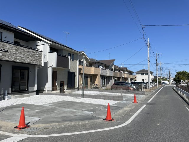 【前面道路含む現地写真】 | 熊谷市赤城町1丁目　ブルーミングガーデン　新築戸建　全2棟　1号棟