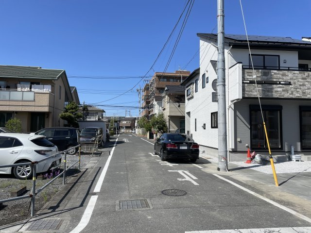 【前面道路含む現地写真】 | 熊谷市赤城町1丁目　ブルーミングガーデン　新築戸建　全2棟　1号棟