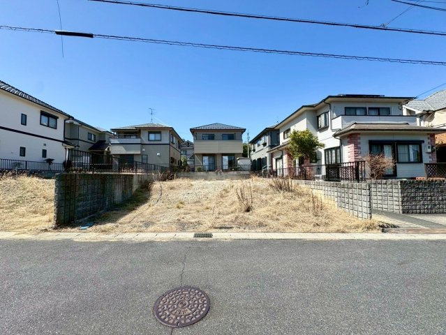 栗東市下戸山　建築条件無し売土地の前面道路含む現地写真|前面道路幅員がゆったり6ｍあるので、お車の出し入れも楽々です。