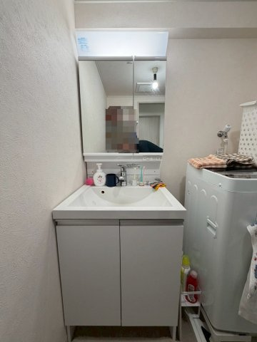 桂川ハイツ1号館の独立洗面台|ミラーキャビネット＆ボウル下に収納が設置されており、洗剤のストックなどを整理しておくことが可能です。

