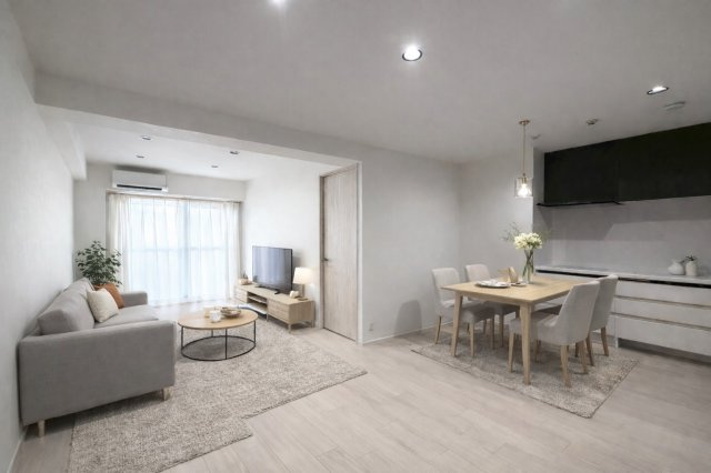 桂川ハイツ1号館の居間・リビング|南向きバルコニーに面した明るいリビング！家具の配置がしやすくご家族でゆったり過ごせます！
※本画像は実際の写真にCG加工を加えたもので実際とは異なります。