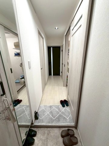 桂川ハイツ1号館の玄関|玄関に全身鏡あり！お出かけ前の身だしなみ確認もバッチリ◎