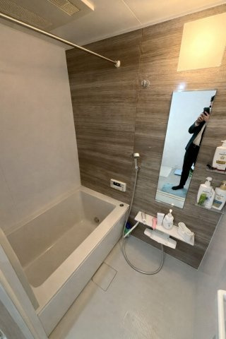 桂川ハイツ1号館の浴室|浴槽付きのバスルームで、シャワー派の方も湯船派の方も快適にお使いいただけます。
