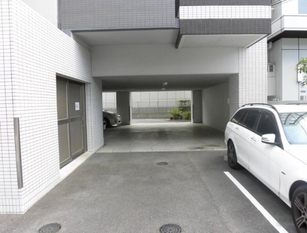 グランシャリオ江坂の駐車場
