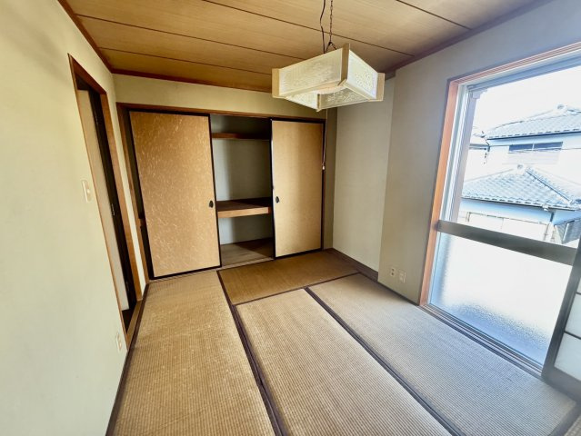 泉南市樽井４丁目中古戸建の洋室|ミサワホーム施工の安心住宅。980万円と手の届きやすい価格帯で、初めてのマイホームにもおすすめです。落ち着いた住環境で、ゆとりある暮らしを実現できます。