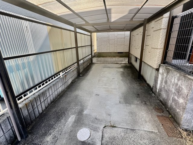 泉南市樽井４丁目中古戸建の駐車場|駐車スペース1台分あり、お車をお持ちの方にも安心。