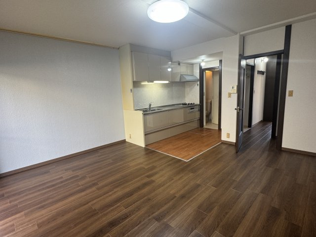 泉南市樽井４丁目　中古戸建の居間・リビング|クロス貼り換え。フロア貼り換え。ハウスクリーニング済