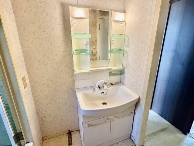 泉南市樽井４丁目中古戸建の独立洗面台|無理のない価格帯で、安心の住まいを実現できます。
