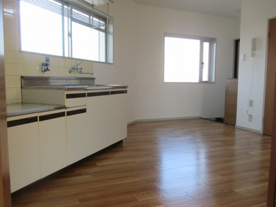 【居間・リビング】 | サニーハイツ | 採光窓が多く明るいお部屋です