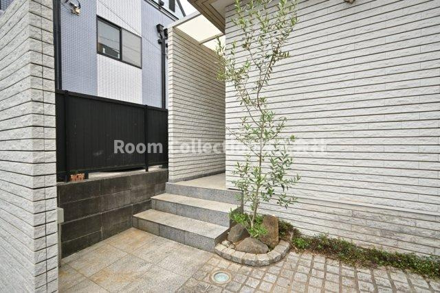 新宿7丁目戸建のエントランス