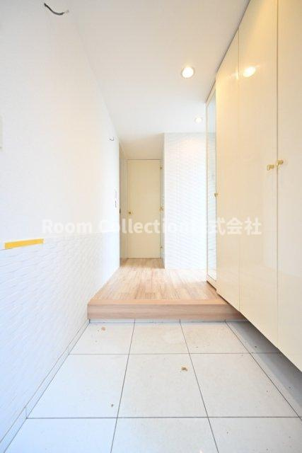 新宿7丁目戸建の玄関