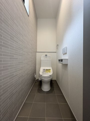 【トイレ】 | 建物完成！ご案内可能です＼緑に包まれたのんびり暮らしが叶う／タマタウン那珂川山田1号地 | 一階トイレ