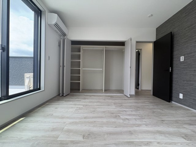 【洋室】 | 建物完成！ご案内可能です＼緑に包まれたのんびり暮らしが叶う／タマタウン那珂川山田1号地 | 収納はあえてウォークインクローゼットにせず、必要なものをさっと取り出せる“ちょうどいい距離感”の使い勝手に仕上げています。生活の流れが自然に整う、落ち着いた空間です。