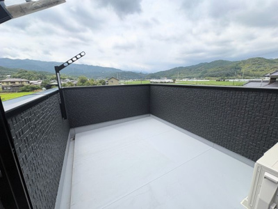 【バルコニー】 | 建物完成！ご案内可能です＼緑に包まれたのんびり暮らしが叶う／タマタウン那珂川山田1号地 | 主寝室と繋がる2帖以上のゆったりとしたバルコニー。洗濯物を干すだけでなく、ちょっとした外時間も楽しめる広さです。