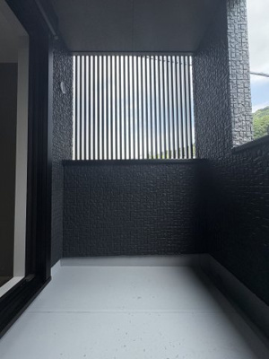 【バルコニー】 | 建物完成！ご案内可能です＼緑に包まれたのんびり暮らしが叶う／タマタウン那珂川山田1号地 | 縦格子をあしらい、外観をスマートでかっこよく演出。道路に面するバルコニー内からは視線をほどよく交わしてくれる、心地よいプライバシー性も備えています。