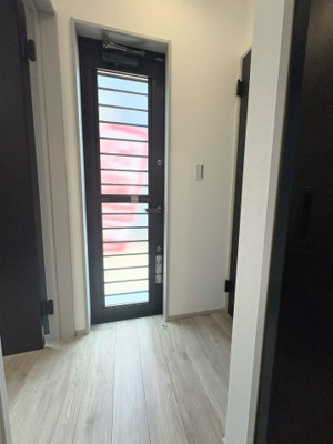 【その他】 | 建物完成！ご案内可能です＼緑に包まれたのんびり暮らしが叶う／タマタウン那珂川山田1号地 | 勝手口はキッチンから直接見えない位置にそっと配置。生活感を隠しつつ、外への動線はしっかり確保しているから、ゴミ出しや荷物の出し入れが驚くほどスムーズです。