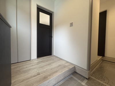 【玄関】 | 建物完成！ご案内可能です＼緑に包まれたのんびり暮らしが叶う／タマタウン那珂川山田1号地 | 玄関奥にシューズクロークを設け、すっきり見せながら収納力も確保。お客様玄関と分けて使える、キッチンまでの回遊動線が魅力です。ぜひ、現地でご覧いただきたいです。