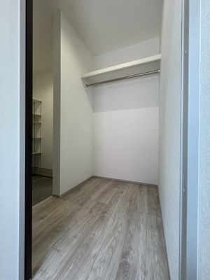 【収納】 | 建物完成！ご案内可能です＼緑に包まれたのんびり暮らしが叶う／タマタウン那珂川山田1号地 | シューズクロークから続く自宅用玄関として使える収納スペース。コートや外出時の持ち物をまとめて置ける、便利な動線です。