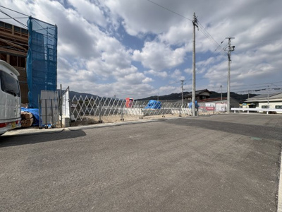 【前面道路含む現地写真】 | 建物完成！ご案内可能です＼緑に包まれたのんびり暮らしが叶う／タマタウン那珂川山田1号地 | ※建築中の風景です。　60坪超えの敷地！前面道路の幅にも余裕があります♪