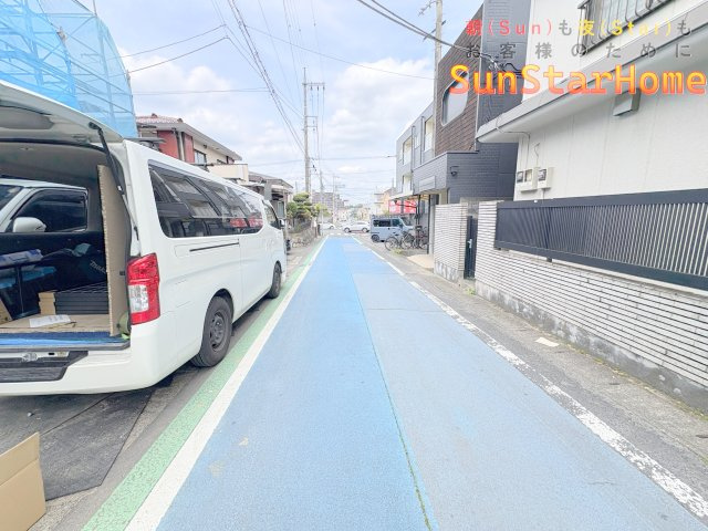 【サンスターホーム】青梅市長淵4丁目　太陽光発電付き新築戸建の前面道路含む現地写真