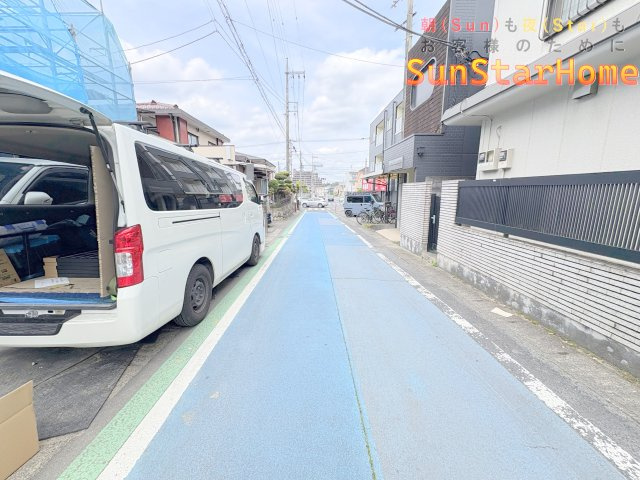 【サンスターホーム】青梅市長淵4丁目　太陽光発電付き新築戸建の前面道路含む現地写真