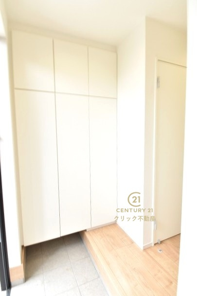 GRACE　水戸市吉沢町　3期 　限定1棟！の玄関|たっぷり収納できるシューズボックスで玄関もスッキリ！扉の中は可動棚ですので、靴に合わせて高さを自由に変えることができます。（写真は完成イメージ）