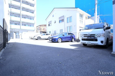 【駐車場】 | サンフィールド | 駐車場があるので、車を買う予定の方も安心です