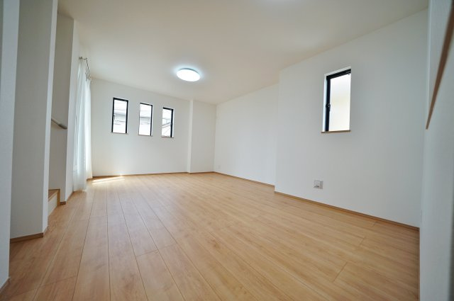 【横浜市西区東久保町26-16全3棟新築戸建て】★仲介手数料無料★（富士見台小学校・岩井原中学校）の居間・リビング