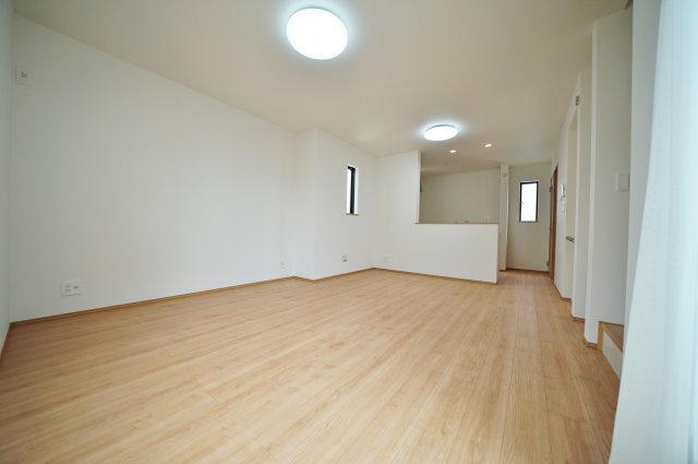 【横浜市西区東久保町26-16全3棟新築戸建て】★仲介手数料無料★（富士見台小学校・岩井原中学校）の居間・リビング