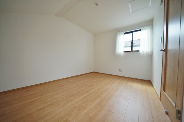 【横浜市西区東久保町26-16全3棟新築戸建て】★仲介手数料無料★（富士見台小学校・岩井原中学校）の洋室