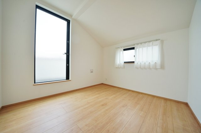 【横浜市西区東久保町26-16全3棟新築戸建て】★仲介手数料無料★（富士見台小学校・岩井原中学校）の洋室