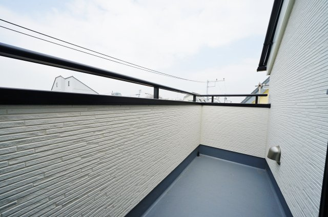 【横浜市西区東久保町26-16全3棟新築戸建て】★仲介手数料無料★（富士見台小学校・岩井原中学校）のバルコニー