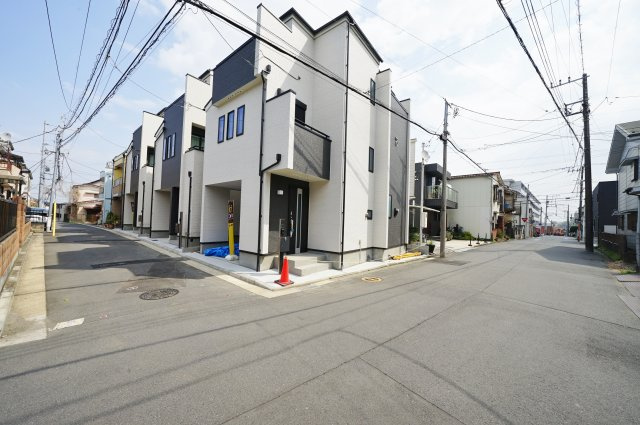 【横浜市西区東久保町26-16全3棟新築戸建て】★仲介手数料無料★（富士見台小学校・岩井原中学校）の前面道路含む現地写真