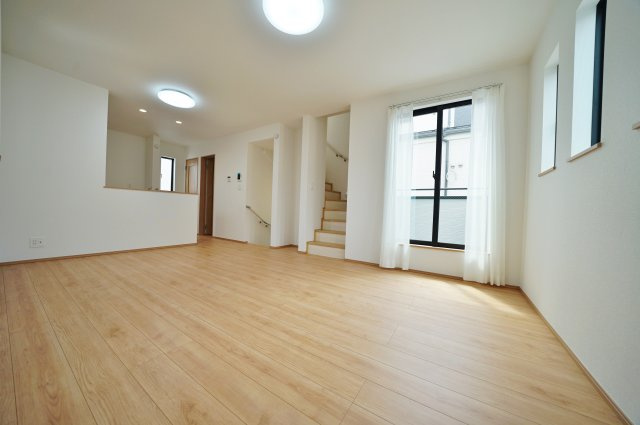 【横浜市西区東久保町26-16全3棟新築戸建て】★仲介手数料無料★（富士見台小学校・岩井原中学校）の居間・リビング