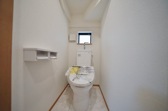 【横浜市西区東久保町26-16全3棟新築戸建て】★仲介手数料無料★（富士見台小学校・岩井原中学校）のトイレ