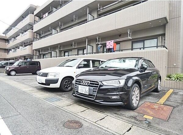 サンメゾンウエストの駐車場